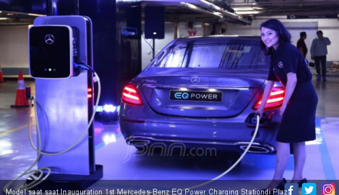 Model saat saat Inauguration 1st Mercedes-Benz EQ Power Charging Stationdi Plaza Indonesia, Jakarta, Senin (24/9). - JPNN.com