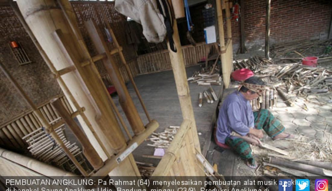 PEMBUATAN ANGKLUNG: Pa Rahmat (64) menyelesaikan pembuatan alat musik angklung di bengkel Saung Angklung Udjo, Bandung, minggu (23/9). Produksi Angklung di tempat tersebut pemasaran nya sudah menembus pasar asia dan eropa. - JPNN.com