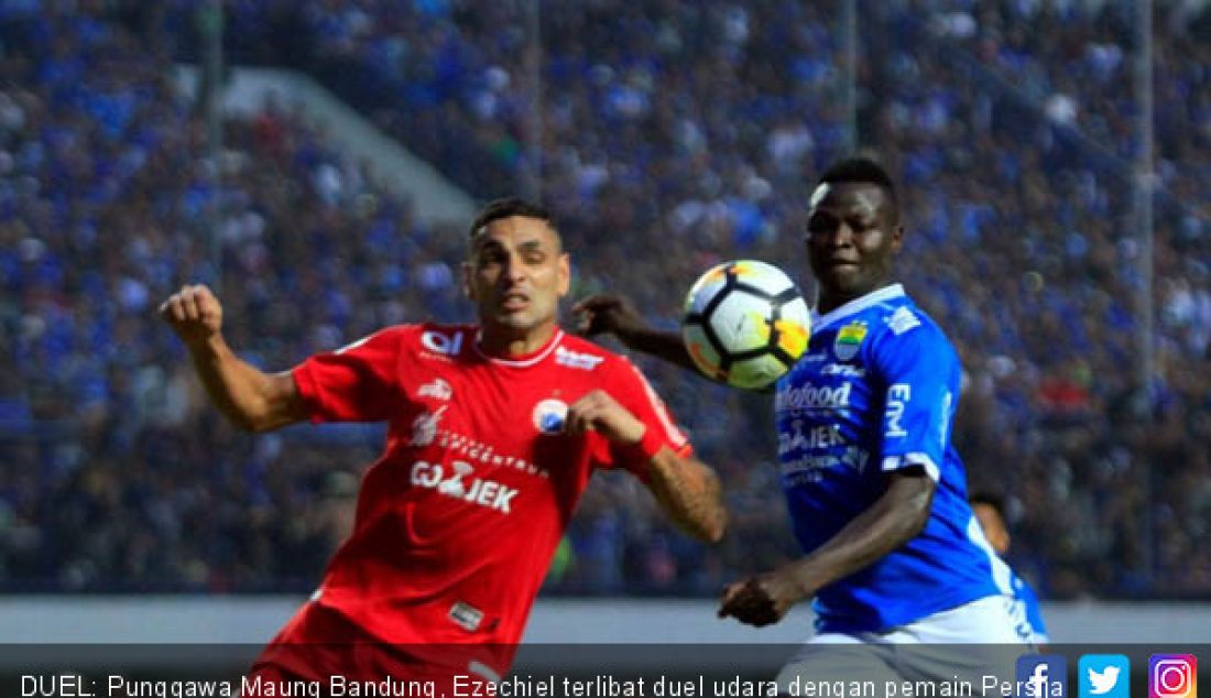 DUEL: Punggawa Maung Bandung, Ezechiel terlibat duel udara dengan pemain Persija di Stadion GBLA, Minggu (23/9) malam. - JPNN.com