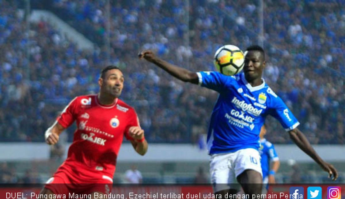 DUEL: Punggawa Maung Bandung, Ezechiel terlibat duel udara dengan pemain Persija di Stadion GBLA, Minggu (23/9) malam. - JPNN.com