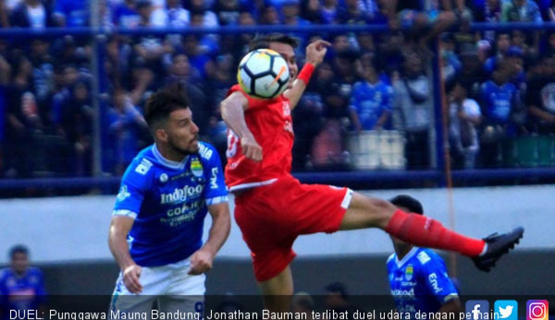 DUEL: Punggawa Maung Bandung, Jonathan Bauman terlibat duel udara dengan pemain Persija di Stadion GBLA, Minggu malam (23/9) malam. - JPNN.com