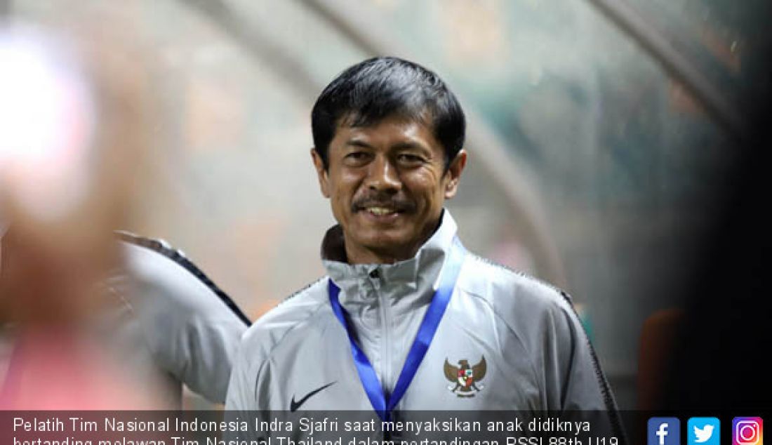 Pelatih Tim Nasional Indonesia Indra Sjafri saat menyaksikan anak didiknya bertanding melawan Tim Nasional Thailand dalam pertandingan PSSI 88th U19 International Tournament di stadion Pakansari, Bogor, Minggu (23/9). - JPNN.com