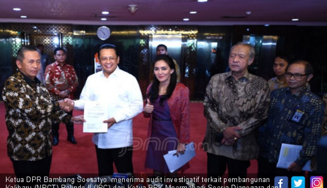 Ketua DPR Bambang Soesatyo menerima audit investigatif terkait pembangunan Kalibaru (NPCT) Pelindo II (IPC) dari Ketua BPK Moermahadi Soerja Djanegara dan Ketua Pansus Angket DPR Pelindo II Rieke Diah Pitaloka di Gedung DPR, Jakarta, Selasa (25/9). - JPNN.com