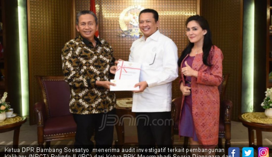 Ketua DPR Bambang Soesatyo menerima audit investigatif terkait pembangunan Kalibaru (NPCT) Pelindo II (IPC) dari Ketua BPK Moermahadi Soerja Djanegara dan Ketua Pansus Angket DPR Pelindo II Rieke Diah Pitaloka di Gedung DPR. - JPNN.com