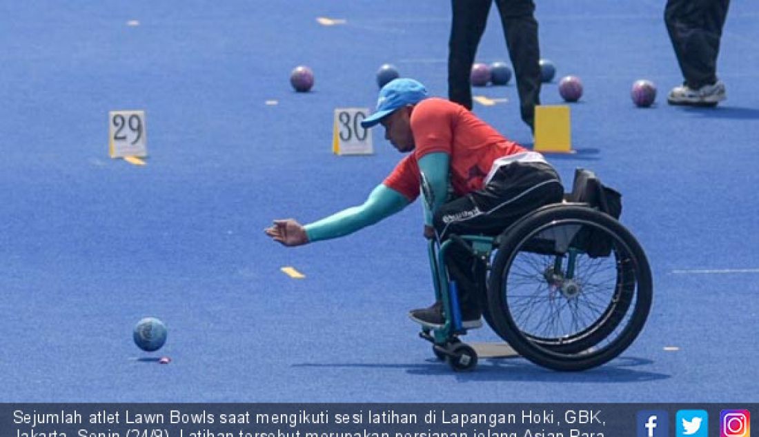 Sejumlah atlet Lawn Bowls saat mengikuti sesi latihan di Lapangan Hoki, GBK, Jakarta, Senin (24/9). Latihan tersebut merupakan persiapan jelang Asian Para Games 2018. - JPNN.com