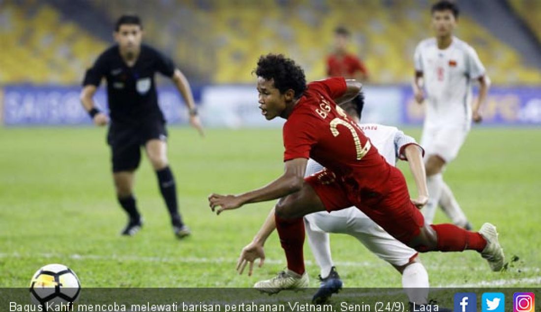 Bagus Kahfi mencoba melewati barisan pertahanan Vietnam, Senin (24/9). Laga kedua Indonesia menghadapi Vietnam berakhir seri 1-1. - JPNN.com