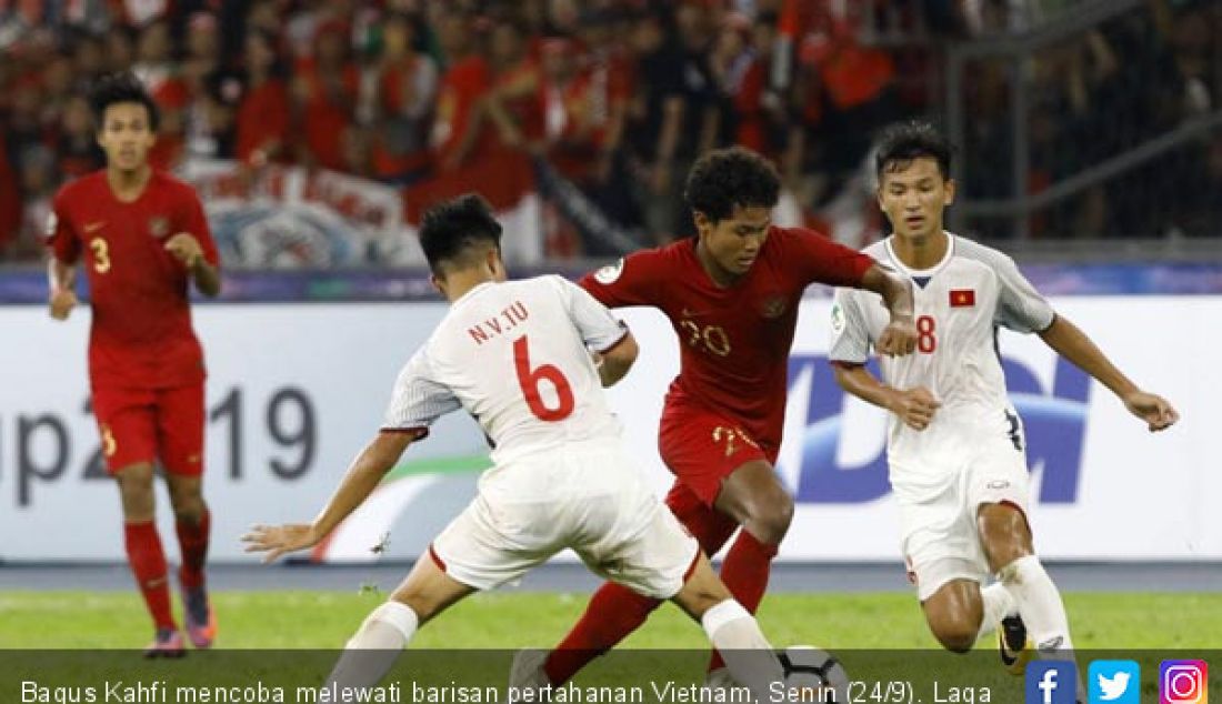 Bagus Kahfi mencoba melewati barisan pertahanan Vietnam, Senin (24/9). Laga kedua Indonesia menghadapi Vietnam berakhir seri 1-1. - JPNN.com