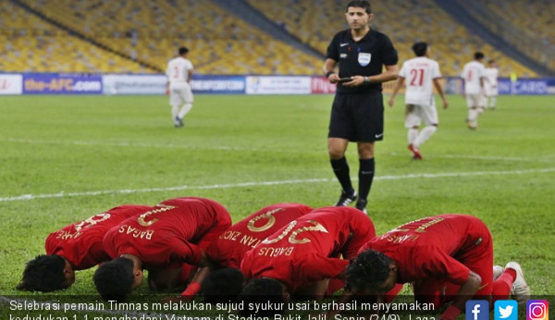 Selebrasi pemain Timnas melakukan sujud syukur usai berhasil menyamakan kedudukan 1-1 menghadapi Vietnam di Stadion Bukit Jalil, Senin (24/9). Laga kedua Indonesia menghadapi Vietnam berakhir seri 1-1. - JPNN.com