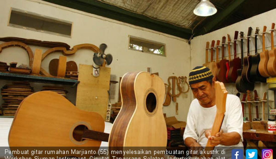 Pembuat gitar rumahan Marjianto (55) menyelesaikan pembuatan gitar akustik di Workshop Sjuman Instrument, Ciputat, Tangerang Selatan. Industri rumahan alat musik ini mampu kini menembus pasar ekspor luar negeri. - JPNN.com