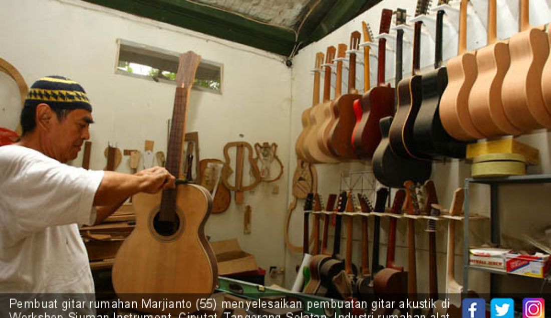 Pembuat gitar rumahan Marjianto (55) menyelesaikan pembuatan gitar akustik di Workshop Sjuman Instrument, Ciputat, Tangerang Selatan. Industri rumahan alat musik ini mampu kini menembus pasar ekspor luar negeri. - JPNN.com