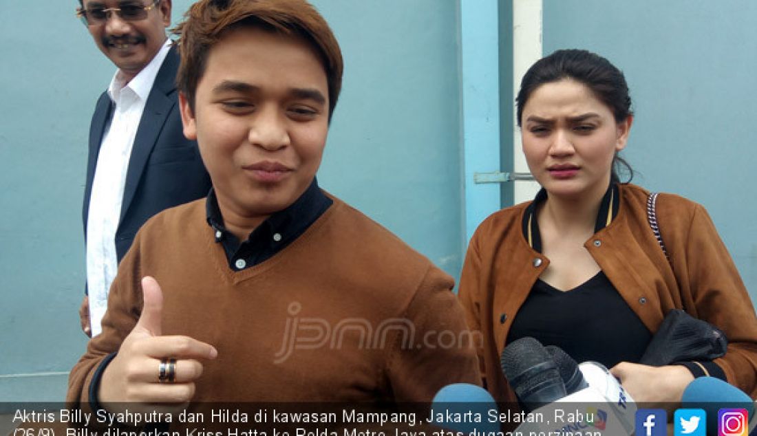 Aktris Billy Syahputra dan Hilda di kawasan Mampang, Jakarta Selatan, Rabu (26/9). Billy dilaporkan Kriss Hatta ke Polda Metro Jaya atas dugaan perzinaan. - JPNN.com