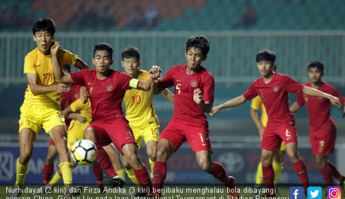 Nurhidayat (2 kiri) dan Firza Andika (3 kiri) berjibaku menghalau bola dibayangi pemain China, Guobo Liu pada laga International Tournament di Stadion Pakansari Bogor, Selasa (25/9). Indonesia kalah denagn skor 3-0. - JPNN.com