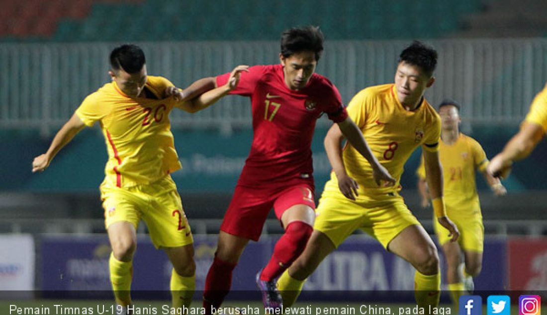 Pemain Timnas U-19 Hanis Saghara berusaha melewati pemain China, pada laga persahabata di Stadion Pakansari, Selasa (25/9). - JPNN.com