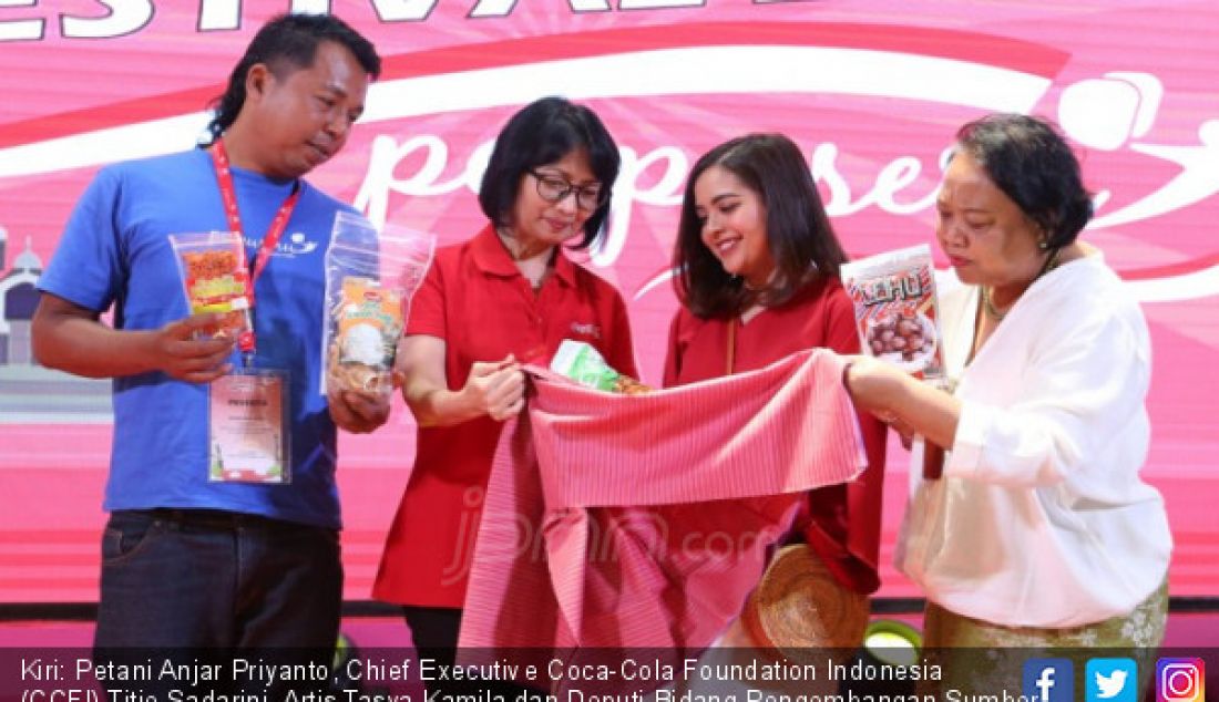 Kiri: Petani Anjar Priyanto, Chief Executive Coca-Cola Foundation Indonesia (CCFI) Titie Sadarini, Artis Tasya Kamila dan Deputi Bidang Pengembangan Sumber Daya Perpustakaan (Deputi II) Woro Titi Haryanti saat Festival Lapak PerpuSeru, Jakarta, Jumat (28/9). Bersama CCFI, Festival ini untuk mewujudkan SDM Indonesia yang kompeten, khususnya generasi muda. - JPNN.com