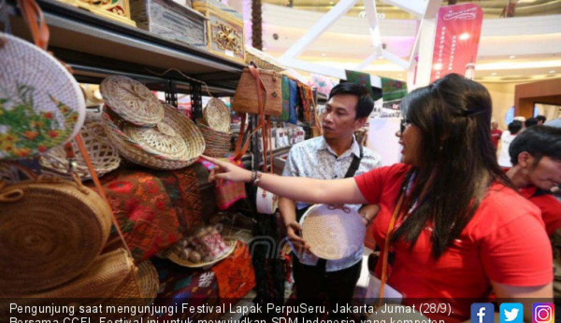 Pengunjung saat mengunjungi Festival Lapak PerpuSeru, Jakarta, Jumat (28/9). Bersama CCFI, Festival ini untuk mewujudkan SDM Indonesia yang kompeten, khususnya generasi muda. - JPNN.com