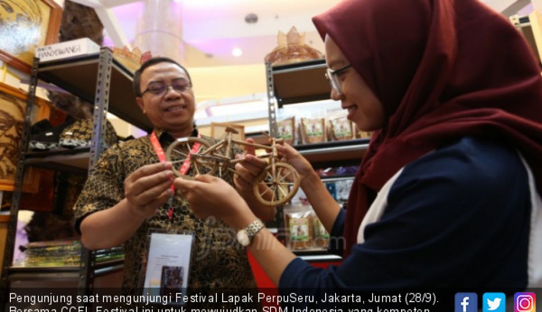 Pengunjung saat mengunjungi Festival Lapak PerpuSeru, Jakarta, Jumat (28/9). Bersama CCFI, Festival ini untuk mewujudkan SDM Indonesia yang kompeten, khususnya generasi muda. - JPNN.com