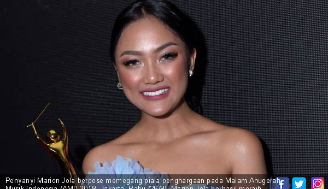 Penyanyi Marion Jola berpose memegang piala penghargaan pada Malam Anugerah Musik Indonesia (AMI) 2018, Jakarta, Rabu (26/9). Marion Jola berhasil meraih penghargaan AMI 2018 untuk kategori pendatang baru terbaik. - JPNN.com