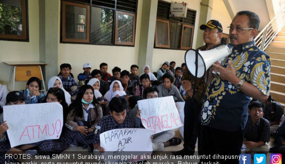 PROTES: siswa SMKN 1 Surabaya, menggelar aksi unjuk rasa menuntut dihapusnya biaya parkir, serta menuntut mundur kepala sekolah mereka, Bahrun, terkait insiden pemukulan terhadap tiga siswa, Kamis (27/9). - JPNN.com