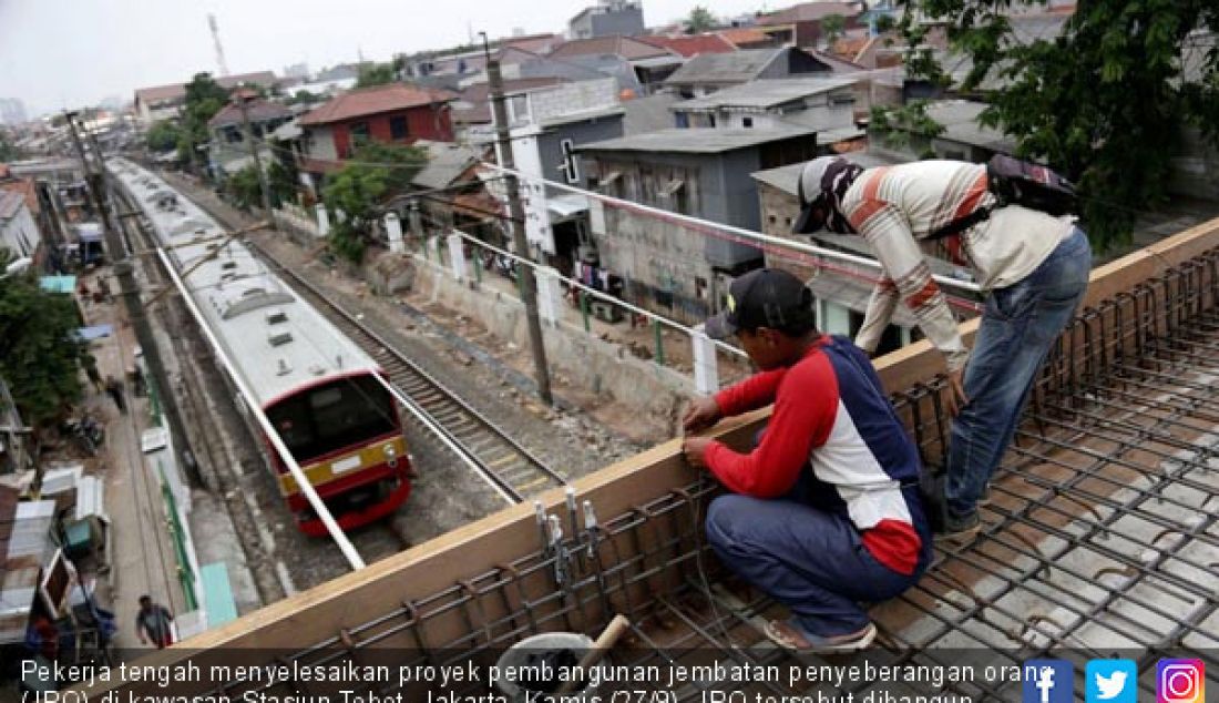 Pekerja tengah menyelesaikan proyek pembangunan jembatan penyeberangan orang (JPO) di kawasan Stasiun Tebet, Jakarta, Kamis (27/9). JPO tersebut dibangun untuk memberikan kenyamanan dan keamanan bagi pejalan kaki. - JPNN.com