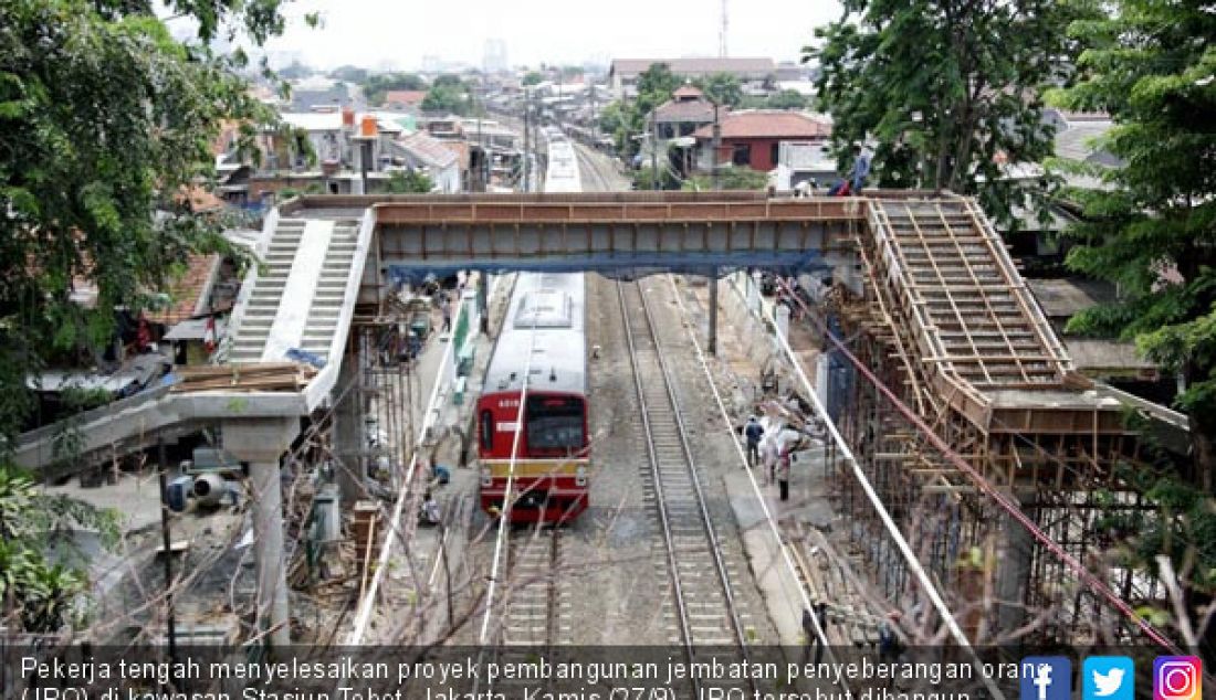 Pekerja tengah menyelesaikan proyek pembangunan jembatan penyeberangan orang (JPO) di kawasan Stasiun Tebet, Jakarta, Kamis (27/9). JPO tersebut dibangun untuk memberikan kenyamanan dan keamanan bagi pejalan kaki. - JPNN.com