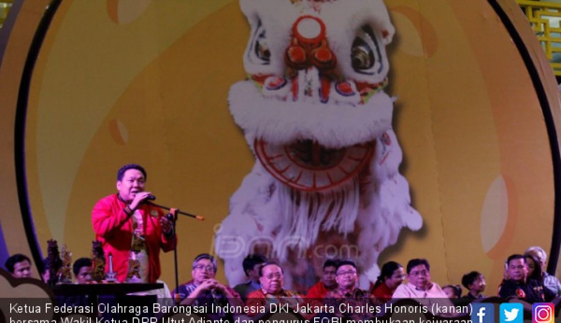 Ketua Federasi Olahraga Barongsai Indonesia DKI Jakarta Charles Honoris (kanan) bersama Wakil Ketua DPR Utut Adianto dan pengurus FOBI membukaan kejuaraan daerah olahraga Barongsai di Atrium Lippo Mall Pluit Village, Jakarta, Sabtu (29/9). Kejuaraan Olahraga Barongsai tersebut dilakukan untuk mencari bakat atlet dan mengintensifkan kompetisi seni budaya Barongsai di Indonesia. - JPNN.com