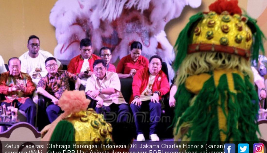 Ketua Federasi Olahraga Barongsai Indonesia DKI Jakarta Charles Honoris (kanan) bersama Wakil Ketua DPR Utut Adianto dan pengurus FOBI membukaan kejuaraan daerah olahraga Barongsai di Atrium Lippo Mall Pluit Village, Jakarta, Sabtu (29/9). Kejuaraan Olahraga Barongsai tersebut dilakukan untuk mencari bakat atlet dan mengintensifkan kompetisi seni budaya Barongsai di Indonesia. - JPNN.com