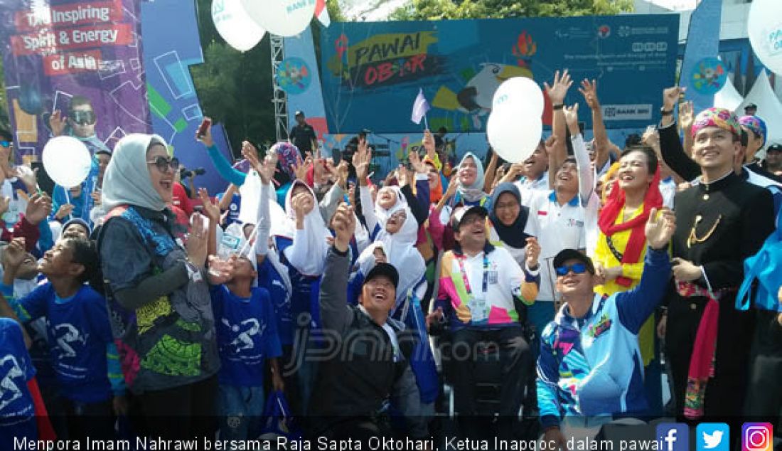 Menpora Imam Nahrawi bersama Raja Sapta Oktohari, Ketua Inapgoc, dalam pawai obor Asian Para Games 2018 di titik finis kantor Kemenpora. - JPNN.com