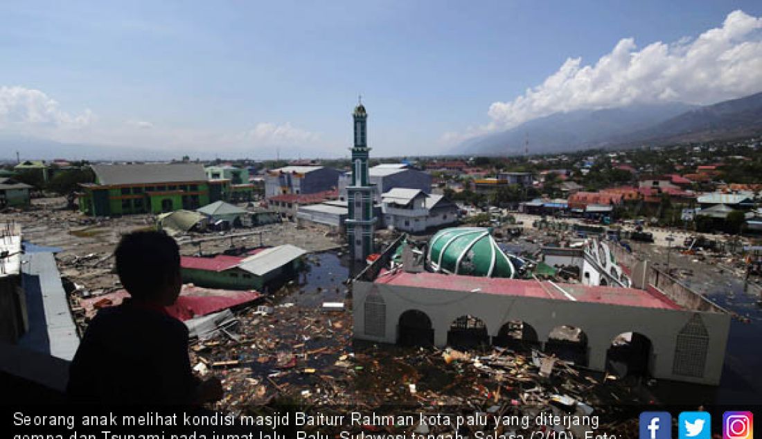 Seorang anak melihat kondisi masjid Baiturr Rahman kota palu yang diterjang gempa dan Tsunami pada jumat lalu, Palu, Sulawesi tengah, Selasa (2/10). - JPNN.com