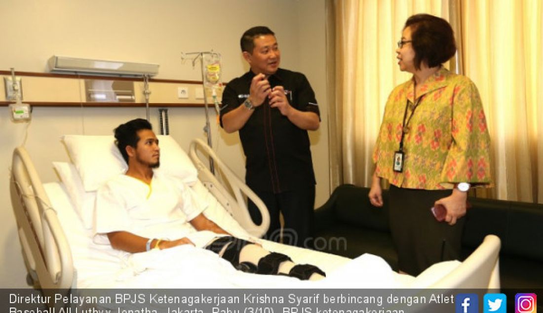 Direktur Pelayanan BPJS Ketenagakerjaan Krishna Syarif berbincang dengan Atlet Baseball All Luthvy Jonatha, Jakarta, Rabu (3/10). BPJS ketenagakerjaan memberikan jaminan kepada Luthvy biaya perawatan sampai sembuh sesuai indikasi medis. - JPNN.com