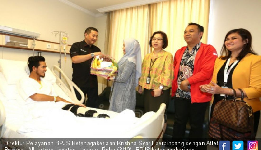 Direktur Pelayanan BPJS Ketenagakerjaan Krishna Syarif berbincang dengan Atlet Baseball All Luthvy Jonatha, Jakarta, Rabu (3/10). BPJS ketenagakerjaan memberikan jaminan kepada Luthvy biaya perawatan sampai sembuh sesuai indikasi medis. - JPNN.com