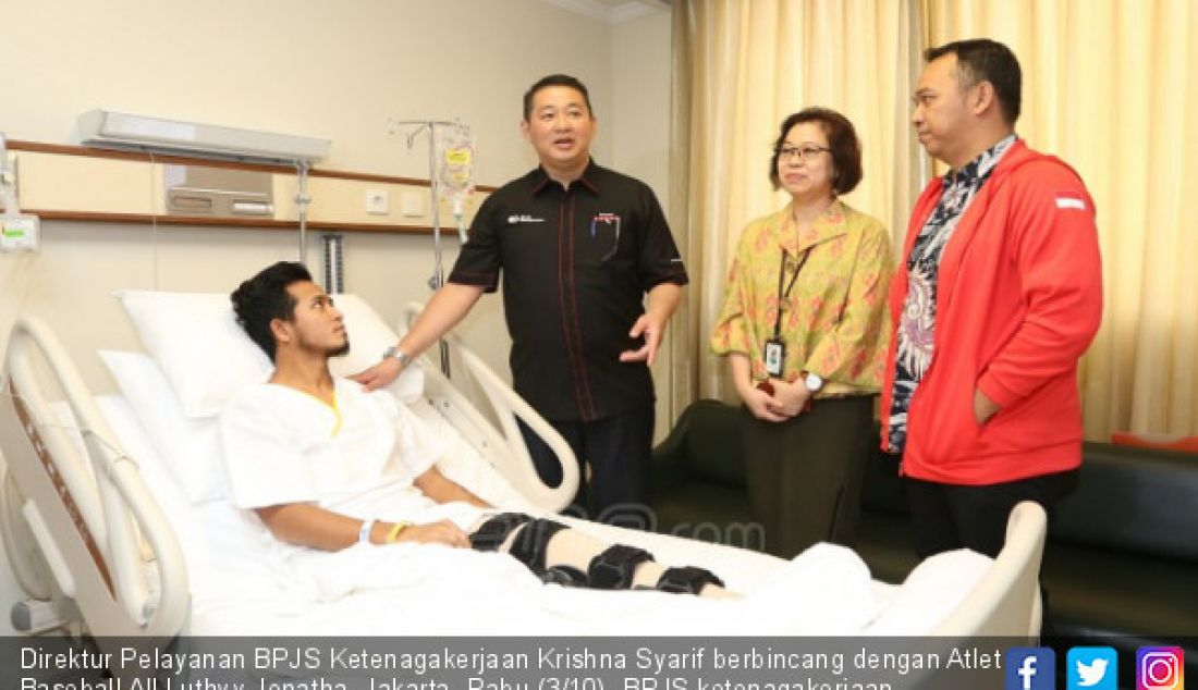 Direktur Pelayanan BPJS Ketenagakerjaan Krishna Syarif berbincang dengan Atlet Baseball All Luthvy Jonatha, Jakarta, Rabu (3/10). BPJS ketenagakerjaan memberikan jaminan kepada Luthvy biaya perawatan sampai sembuh sesuai indikasi medis. - JPNN.com