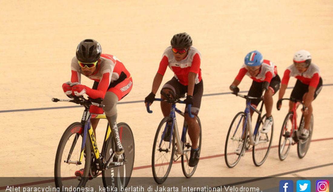 Atlet paracycling Indonesia, ketika berlatih di Jakarta International Velodrome, Jumat (28/9). - JPNN.com