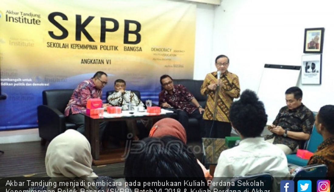 Akbar Tandjung menjadi pembicara pada pembukaan Kuliah Perdana Sekolah Kepemimpinan Politik Bangsa (SKPB) Batch VI 2018 & Kuliah Perdana di Akbar Tandjung Institute (AT Institute), Jakarta, Rabu (3/10). - JPNN.com