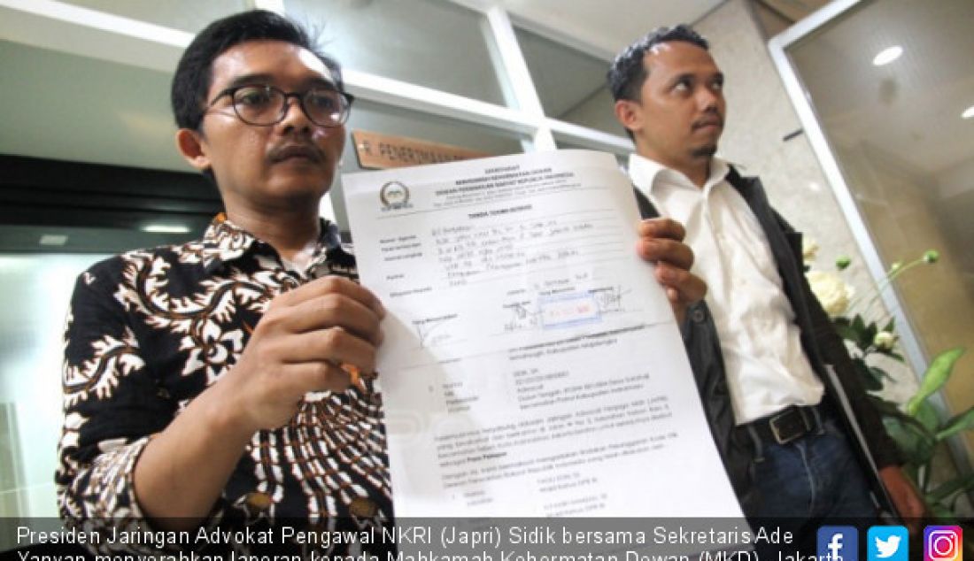 Presiden Jaringan Advokat Pengawal NKRI (Japri) Sidik bersama Sekretaris Ade Yanyan menyerahkan laporan kepada Mahkamah Kehormatan Dewan (MKD), Jakarta, Kamis (4/10). - JPNN.com