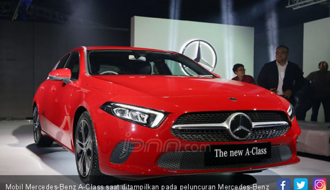 Mobil Mercedes-Benz A-Class saat ditampilkan pada peluncuran Mercedes-Benz A-Class, CLS dan V 260, Jakarta, Jumat (5/10). - JPNN.com