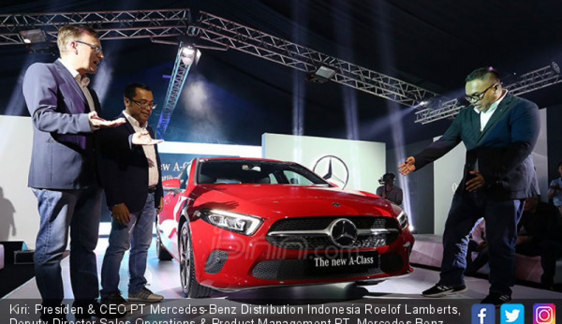 Kiri: Presiden & CEO PT Mercedes-Benz Distribution Indonesia Roelof Lamberts, Deputy Director Sales Operations & Product Management PT. Mercedes-Benz Distribution Indonesia Kariyanto Hardjosoemarto dan Deputy Director Marketing Communication PT. Mercedes-Benz Distribution Indonesia Hari Arifianto saat peluncuran Mercedes-Benz A-Class, CLS dan V 260, Jakarta, Jumat (5/10). - JPNN.com