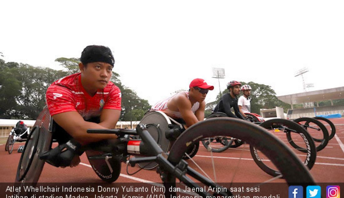 Atlet Whellchair Indonesia Donny Yulianto (kiri) dan Jaenal Aripin saat sesi latihan di stadion Madya, Jakarta, Kamis (4/10). Indonesia menargetkan mendali emas dari cabang atletik Whellchair di Asian Para Games 2018. - JPNN.com