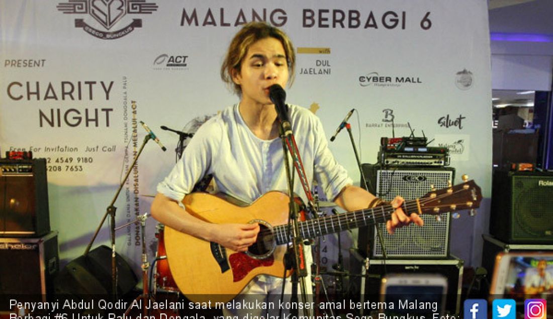 Penyanyi Abdul Qodir Al Jaelani saat melakukan konser amal bertema Malang Berbagi #6 Untuk Palu dan Dongala, yang digelar Komunitas Sego Bungkus. - JPNN.com