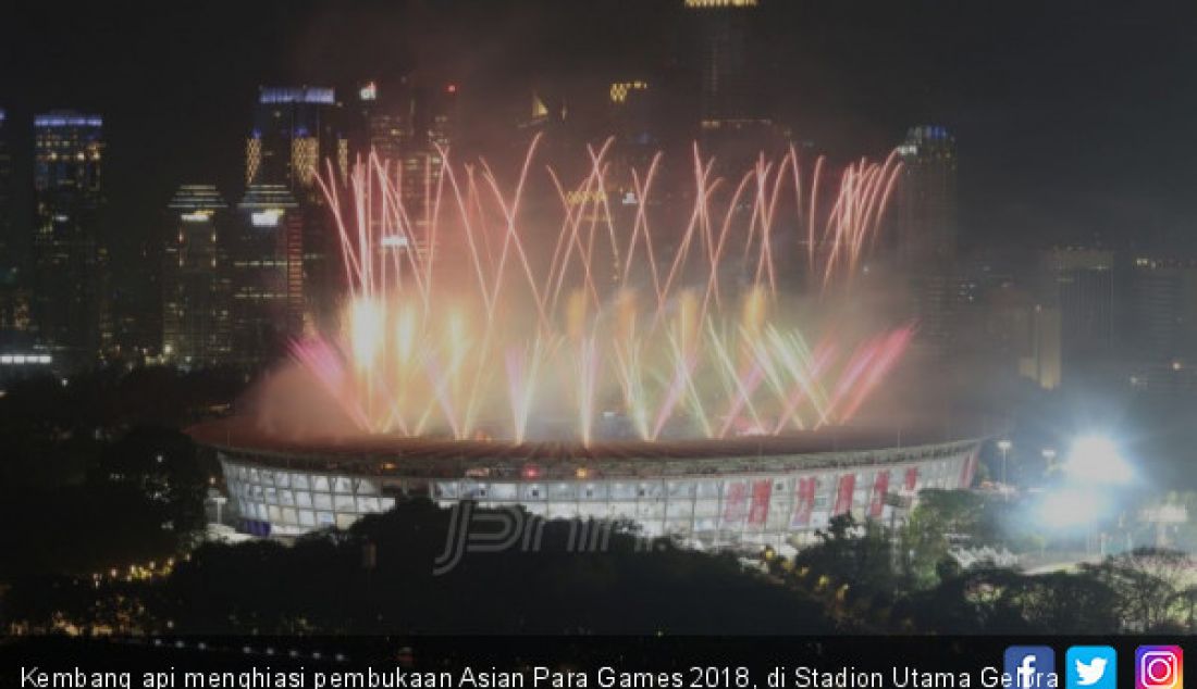 Kembang api menghiasi pembukaan Asian Para Games 2018, di Stadion Utama Gelora Bung Karno, Senayan, Jakarta, Sabtu (6/10). - JPNN.com