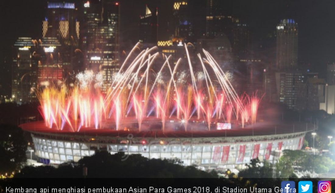 Kembang api menghiasi pembukaan Asian Para Games 2018, di Stadion Utama Gelora Bung Karno, Senayan, Jakarta, Sabtu (6/10). - JPNN.com