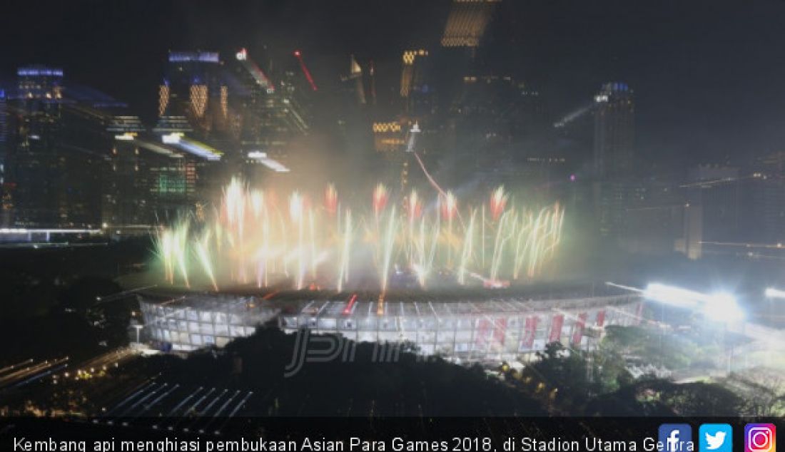 Kembang api menghiasi pembukaan Asian Para Games 2018, di Stadion Utama Gelora Bung Karno, Senayan, Jakarta, Sabtu (6/10). - JPNN.com