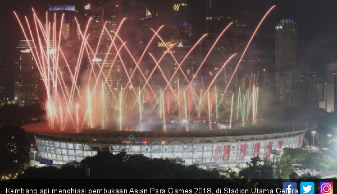 Kembang api menghiasi pembukaan Asian Para Games 2018, di Stadion Utama Gelora Bung Karno, Senayan, Jakarta, Sabtu (6/10). - JPNN.com