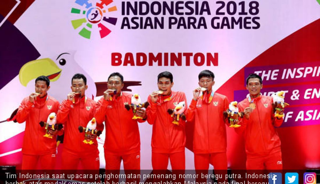 Tim Indonesia saat upacara penghormatan pemenang nomor beregu putra. Indonesia berhak atas medali emas setelah berhasil mengalahkan Malaysia pada final beregu putra bulutangkis Asian Para Games 2018, Jakarta, Minggu (7/10). - JPNN.com