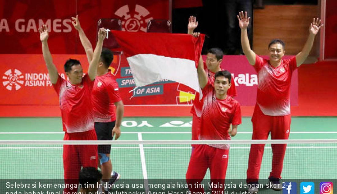 Selebrasi kemenangan tim Indonesia usai mengalahkan tim Malaysia dengan skor 2-1 pada babak final beregu putra bulutangkis Asian Para Games 2018 di Istora Senayan Jakarta, Minggu (7/10). - JPNN.com