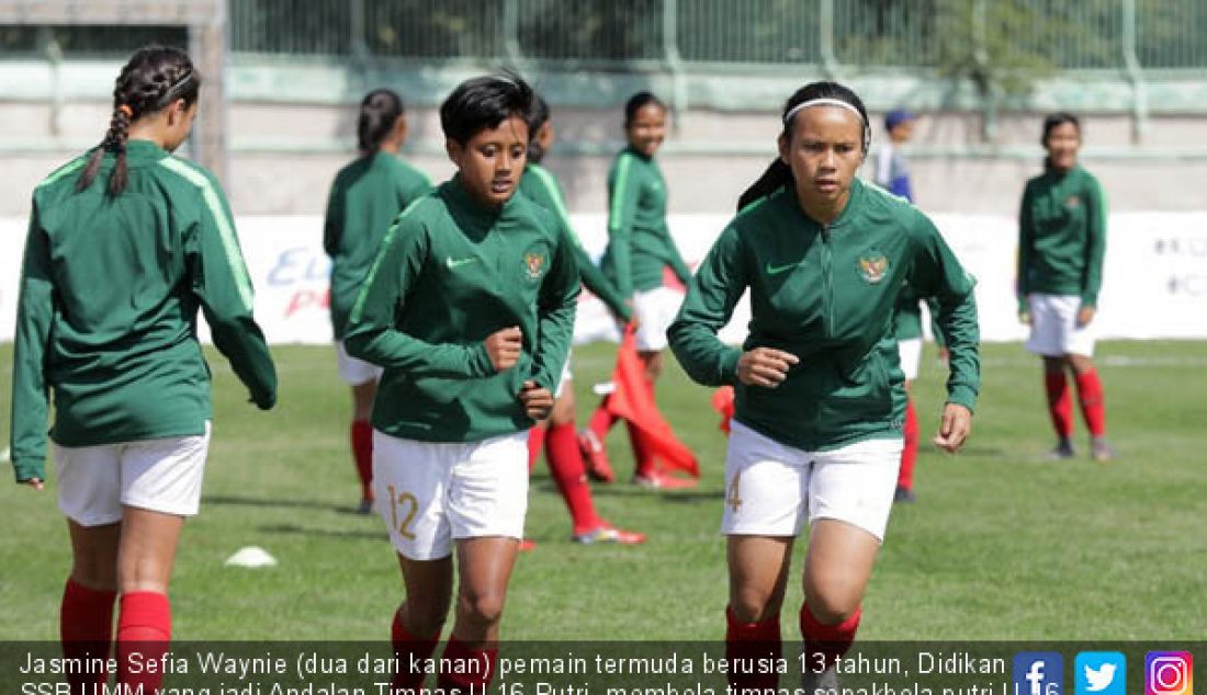 Jasmine Sefia Waynie (dua dari kanan) pemain termuda berusia 13 tahun, Didikan SSB UMM yang jadi Andalan Timnas U-16 Putri, membela timnas sepakbola putri U-16 di Piala AFF. - JPNN.com