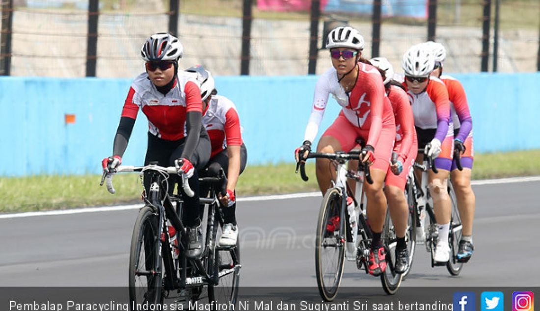 Pembalap Paracycling Indonesia Magfiroh Ni Mal dan Sugiyanti Sri saat bertanding di Asian Para Games 2018, Bogor, Selasa (9/10). - JPNN.com