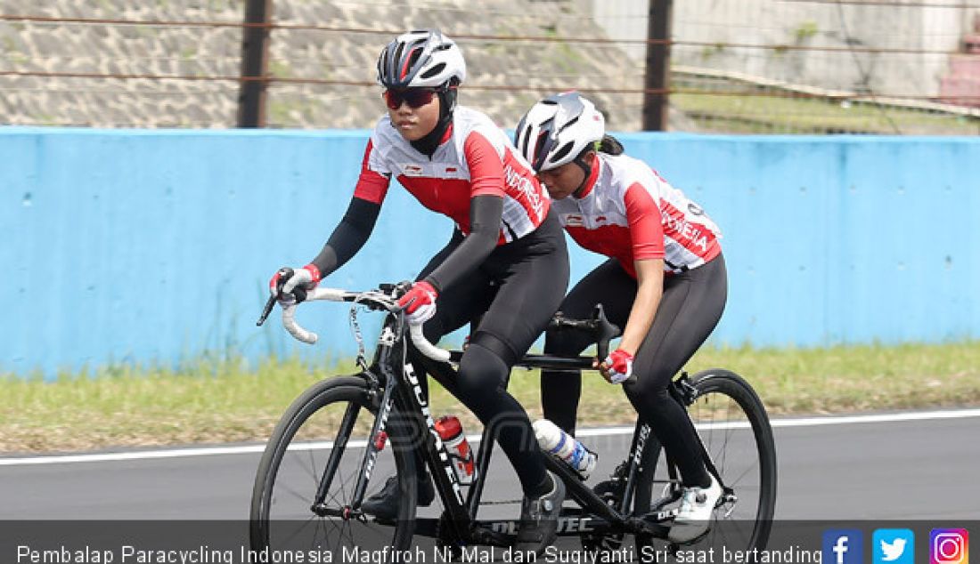 Pembalap Paracycling Indonesia Magfiroh Ni Mal dan Sugiyanti Sri saat bertanding di Asian Para Games 2018, Bogor, Selasa (9/10). - JPNN.com