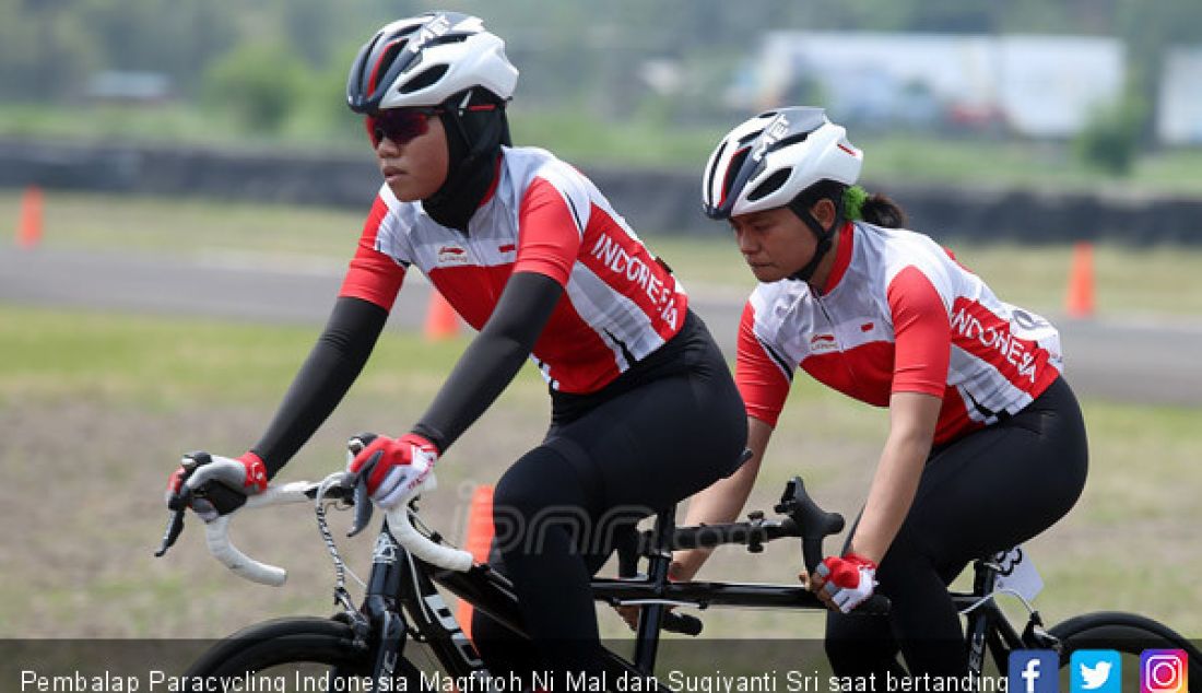 Pembalap Paracycling Indonesia Magfiroh Ni Mal dan Sugiyanti Sri saat bertanding di Asian Para Games 2018, Bogor, Selasa (9/10). - JPNN.com