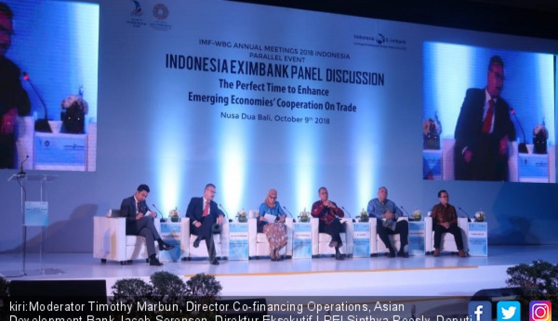 kiri:Moderator Timothy Marbun, Director Co-financing Operations, Asian Development Bank Jacob Sorensen, Direktur Eksekutif LPEI Sinthya Roesly, Deputi Gubernur Bank Indonesia Dr. Sugeng, CEO Standard Chartered Bank Indonesia Ltd Donny Donosepoetro, Co-Founder & President Bukalapak Fajrin Rasyid dalam diskusi Global E-Commerce in Emerging Markets: Growth, Challenges, and Opportunities - JPNN.com