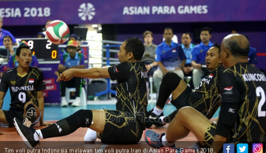 Tim voli putra Indonesia melawan tim voli putra Iran di Asian Para Games 2018, Jakarta, Senin (8/10). Indonesia kalah atas Iran dengan 0-3. - JPNN.com